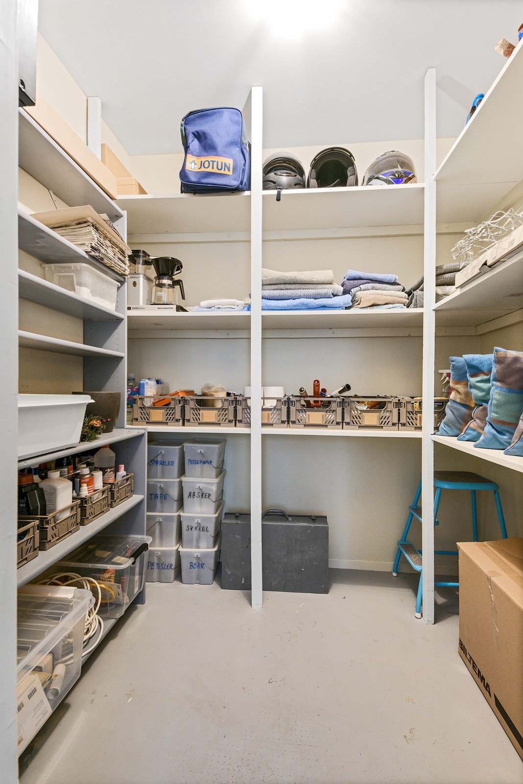 Bod med hyllesystem og god plass til lagring. Galleribilde