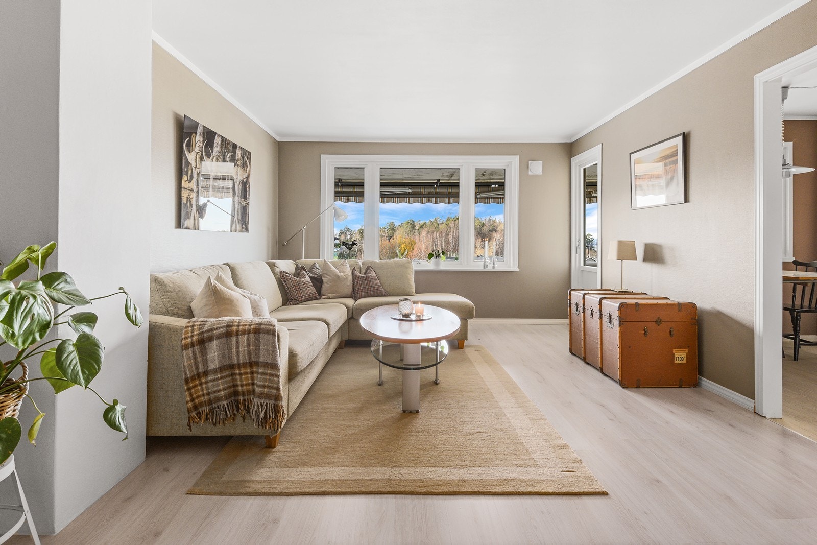 Stuen har plass til både sofagruppe og spiseplass. Vindusflatene gir rommet flott lysinnslipp og åpner opp for utsikten. Galleribilde