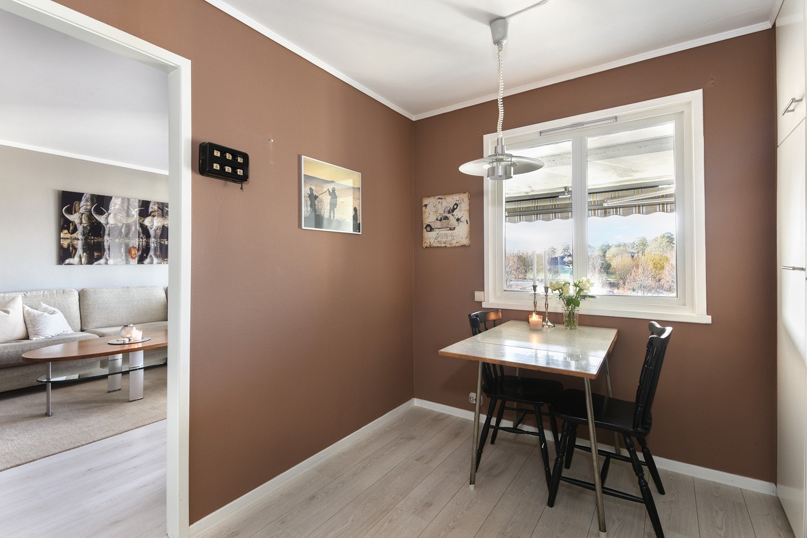 Vinduet gir godt lys og et hyggelig utsyn mot nærområdet. Galleribilde