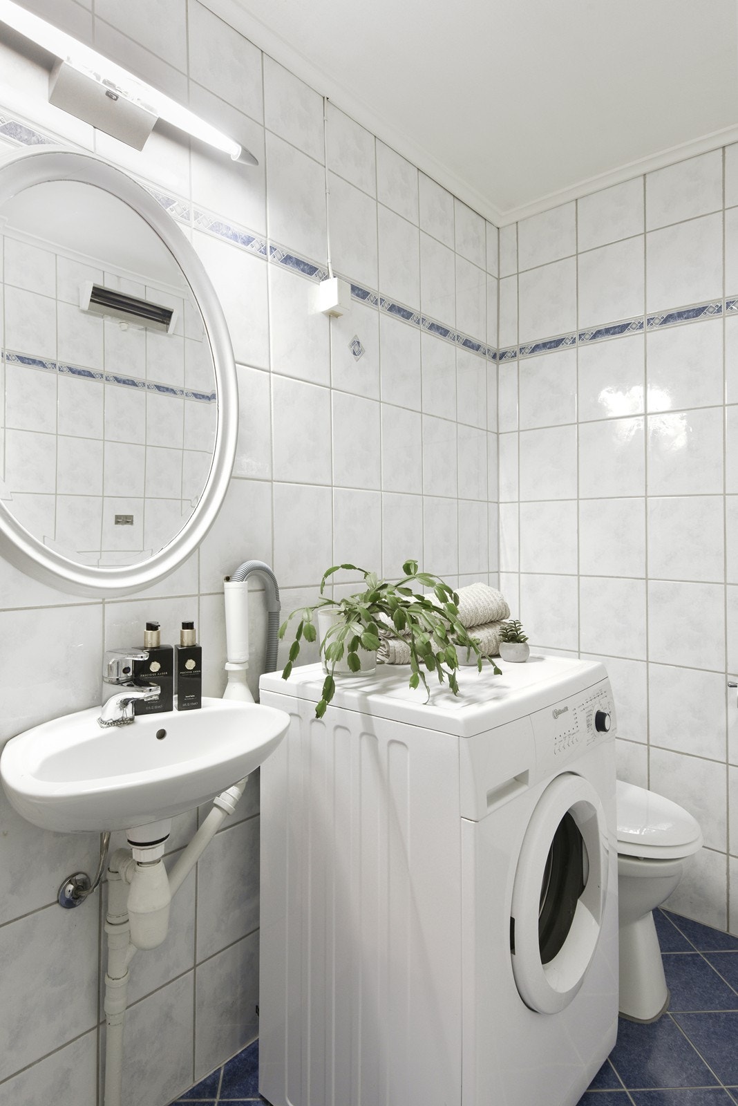 Det er opplegg for vaskemaskin, og i tillegg finnes et veldrevet felles vaskeri i blokka. Galleribilde