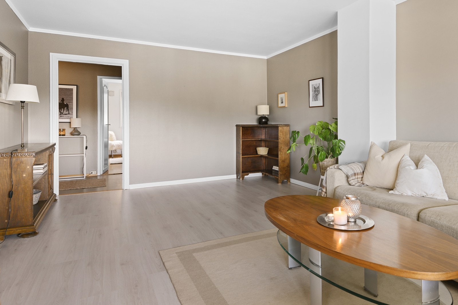 Det ble lagt nytt 1-stavs laminatgulv i stue fra 2025. Galleribilde