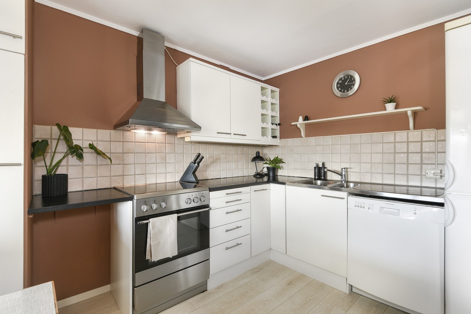 Det er plass til frittstående hvitevarer samt opplegg for oppvaskmaskin. Kjøkkenet fremstår som funksjonelt, men det er gitt TG2 på bakgrunn av alder. Galleribilde