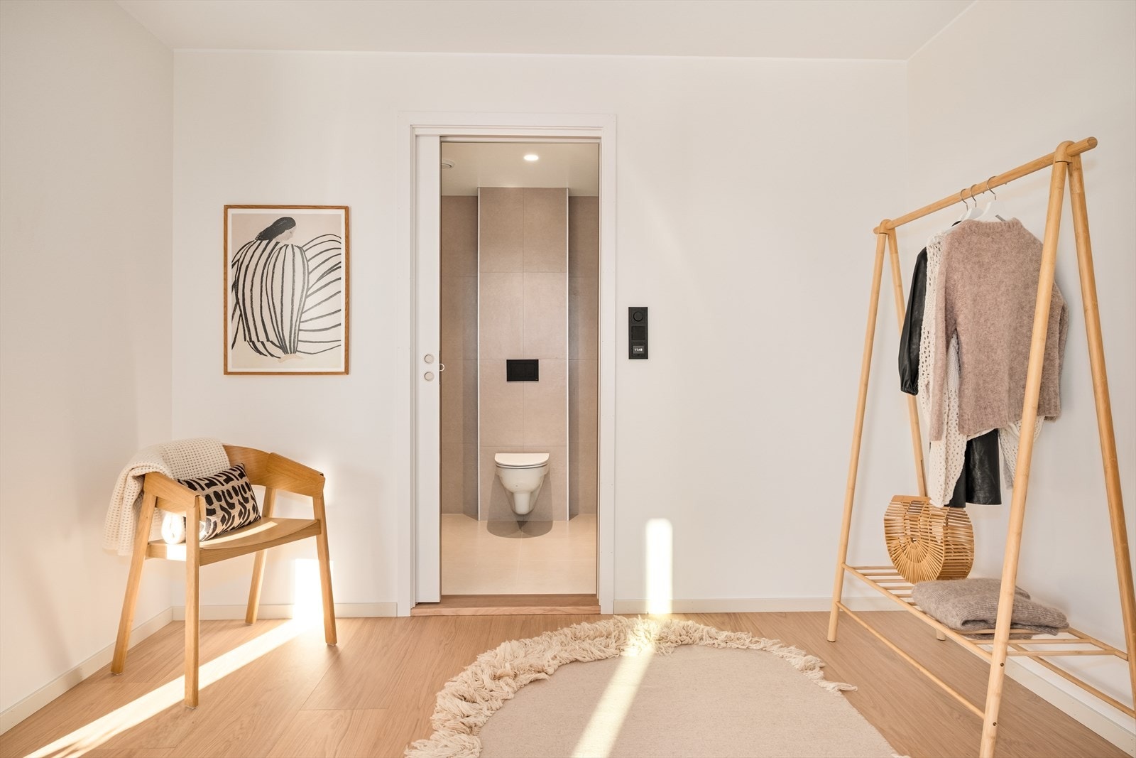 Garderoberom mellom bad og hovedsoverommet. Galleribilde