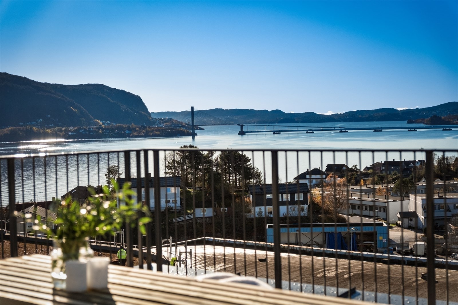 Leiligheten har en privat takterrasse på taket på hele 40 m2. Galleribilde