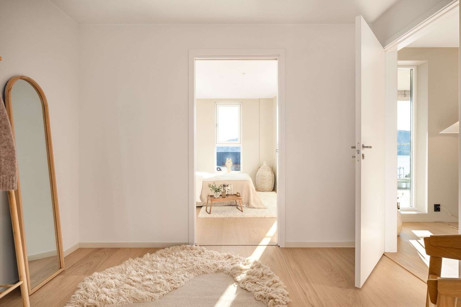 Garderoberom med inngang til hovedsov og bad. Utgang til stue. Galleribilde