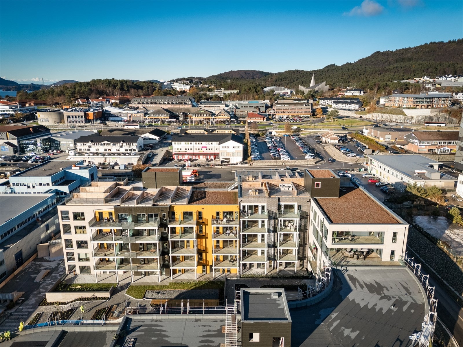 Ved å kjøpe i Knarvik Allé kan man få en enkel, stressfri hverdag. Alt du trenger av kollektiv- og servicetilbud finnes i umiddelbar nærhet. Galleribilde