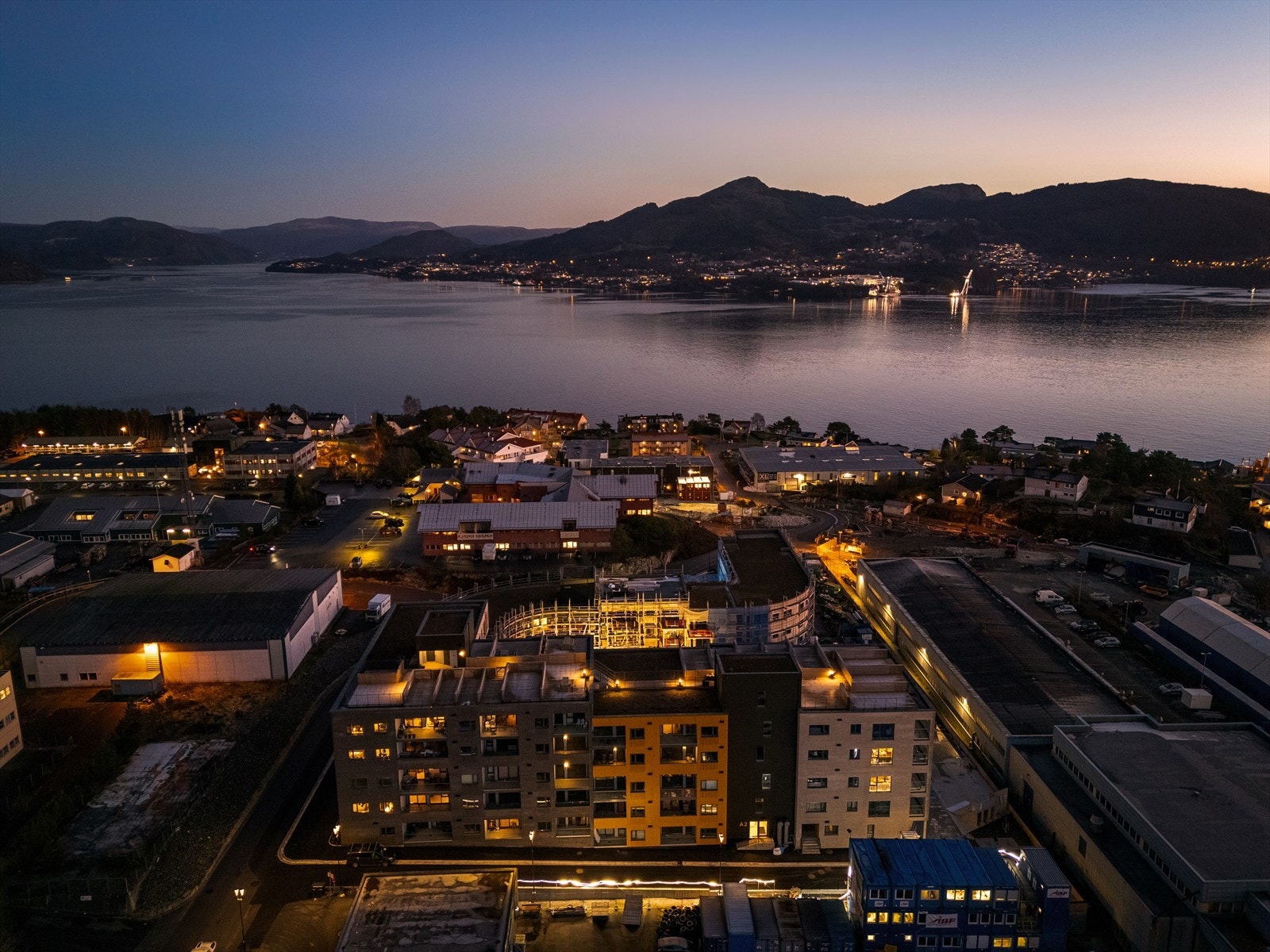 Ønsker du å bo sentralt i Knarvik med gode fasiliteter, tror vi dette prosjektet kan passe svært godt for deg! Galleribilde