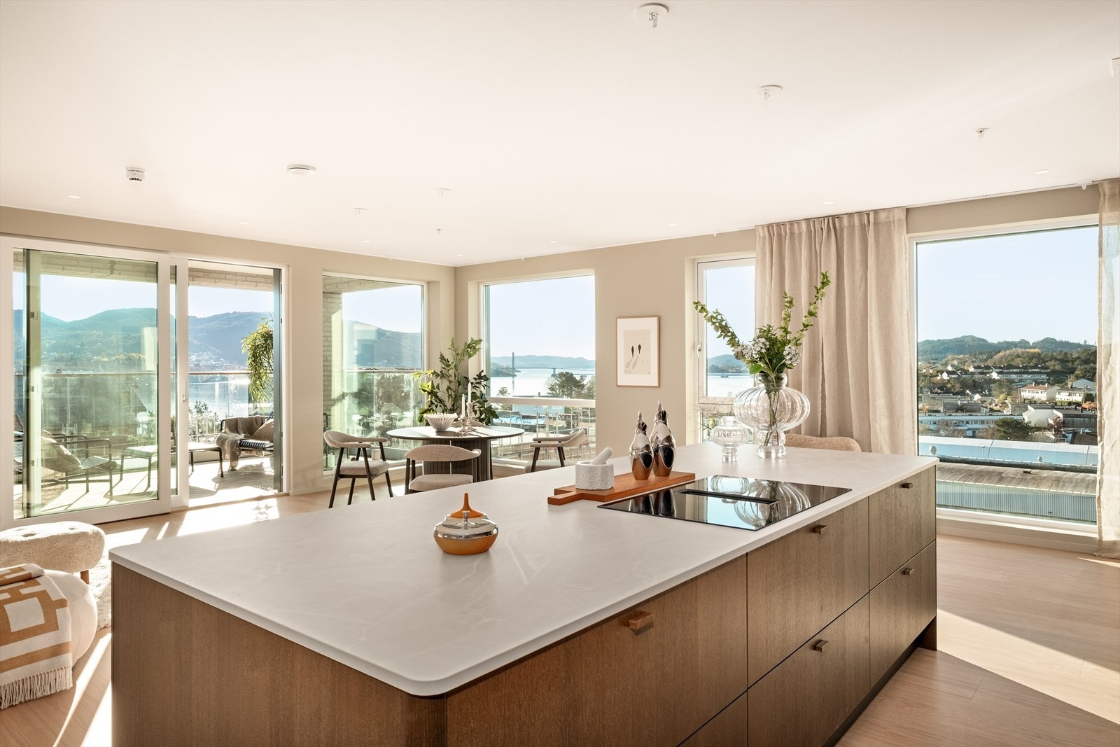 Denne romslige leiligheten på 160 m2 BRA-i gir deg en gjennomtenkt planløsning, gode kvaliteter og unike uteområder. Galleribilde