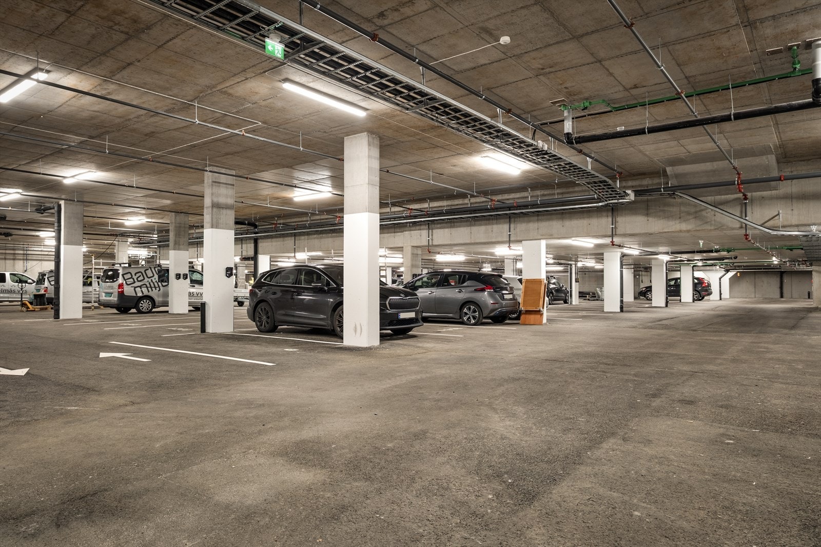 Leiligheten har 2 fasteparkeringsplasser i garasjekjeller, samt ekstern sportsbod på 5 m2. Galleribilde