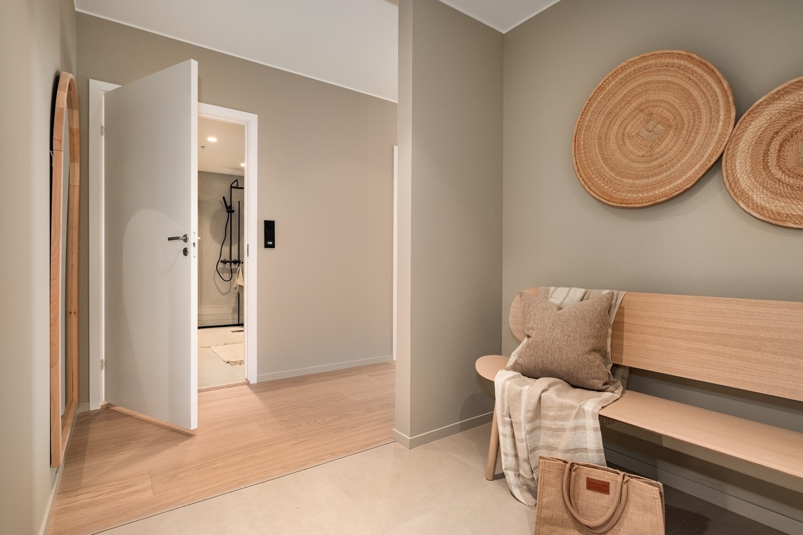 Oppgradert parkett, Bjelin herdet eik XXL, Loshult misty White i på gulv i leiligheten hvor det ikke er fliser. Galleribilde