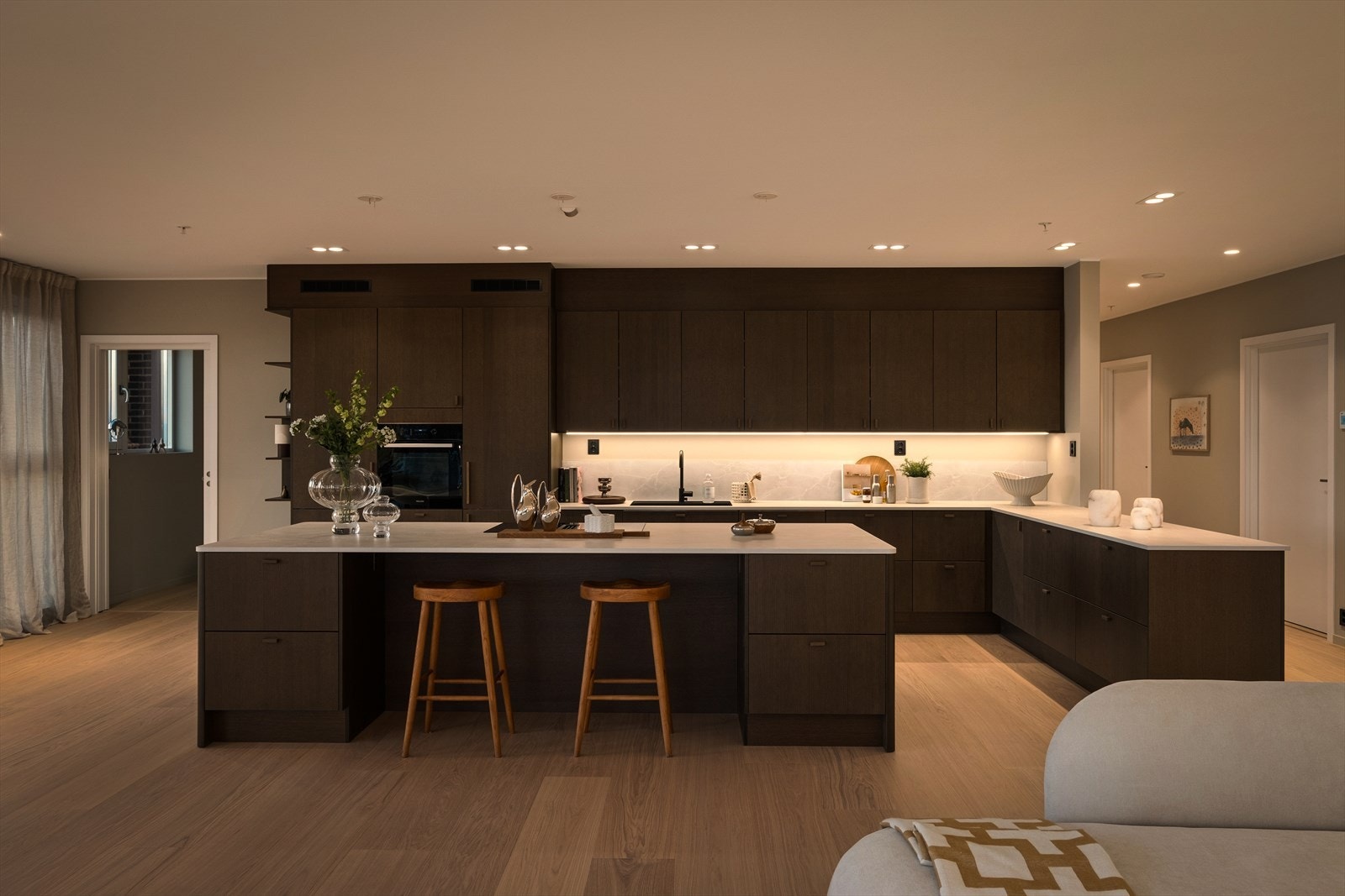 Kjøkkenet har både Miele kombiskap KFN 7733, samt ekstra Miele kjøleskap k 7715 E. Galleribilde