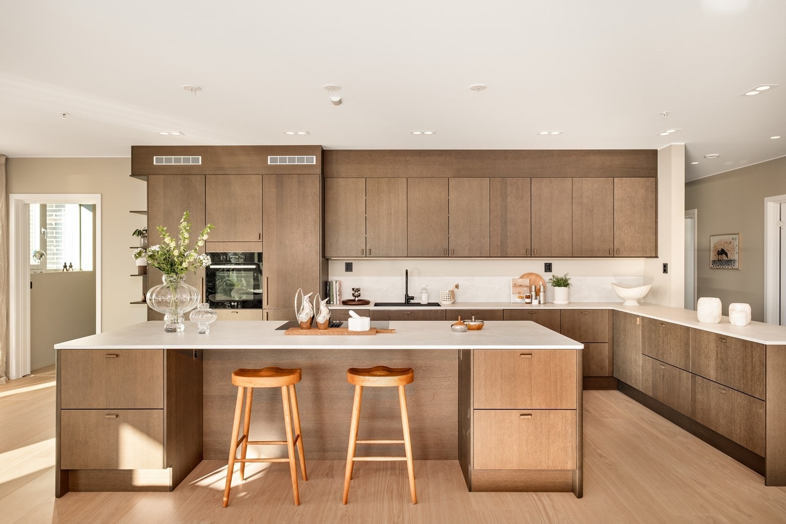 Kjøkkenet har svært gode hvitevarer fra Miele og svært god lagringsplass. Galleribilde