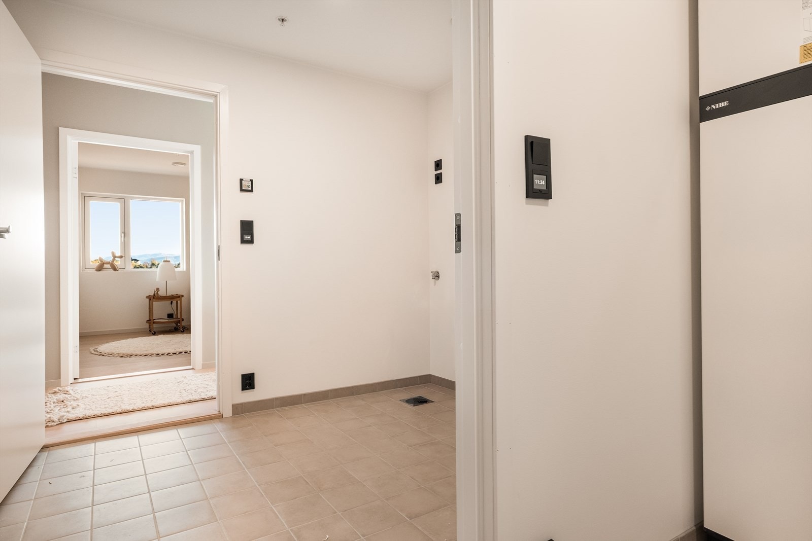 Innvendig bod med dør ut til vaskerom Galleribilde