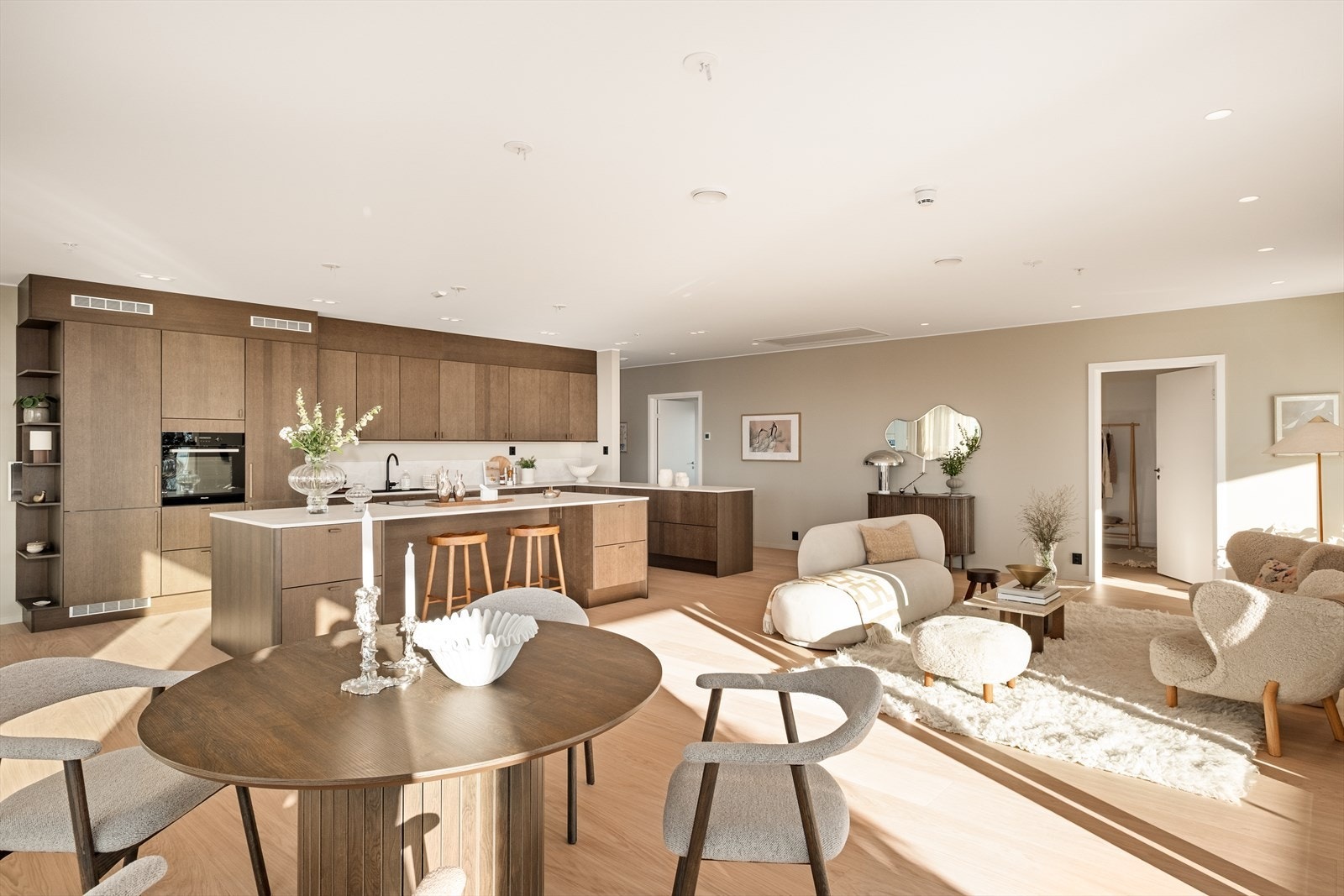 Lekkert kjøkken med integrerte hvitevarer fra Sigdal, Favn Nøtt. Galleribilde