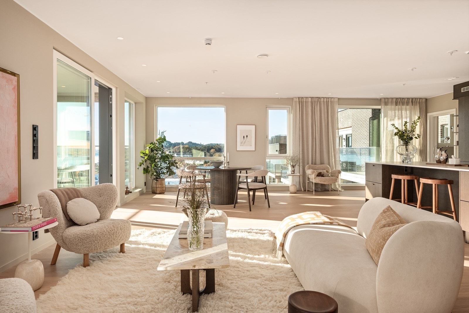 Den romslige åpne stue- og kjøkkenløsningen er hjertet i boligen, perfekt for både hverdagsliv og sosiale sammenkomster Galleribilde