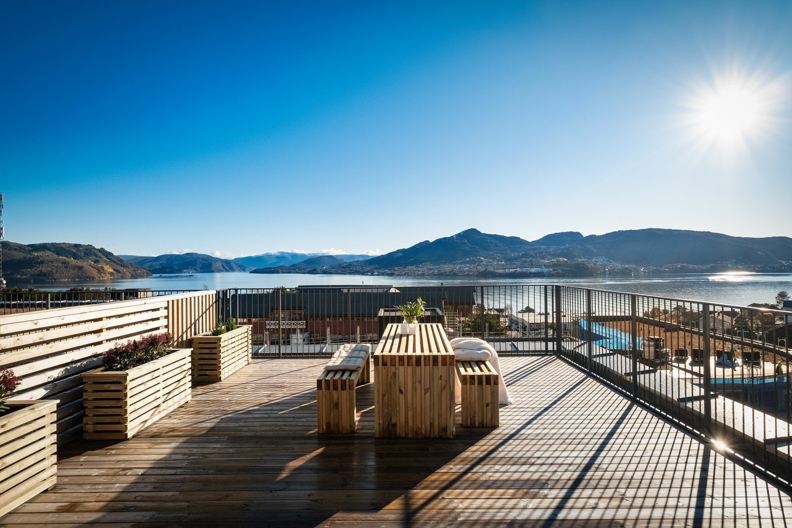 På takterrassen er det sittemøbler og plantekasser - og en utsikt mange drømmer om. Galleribilde