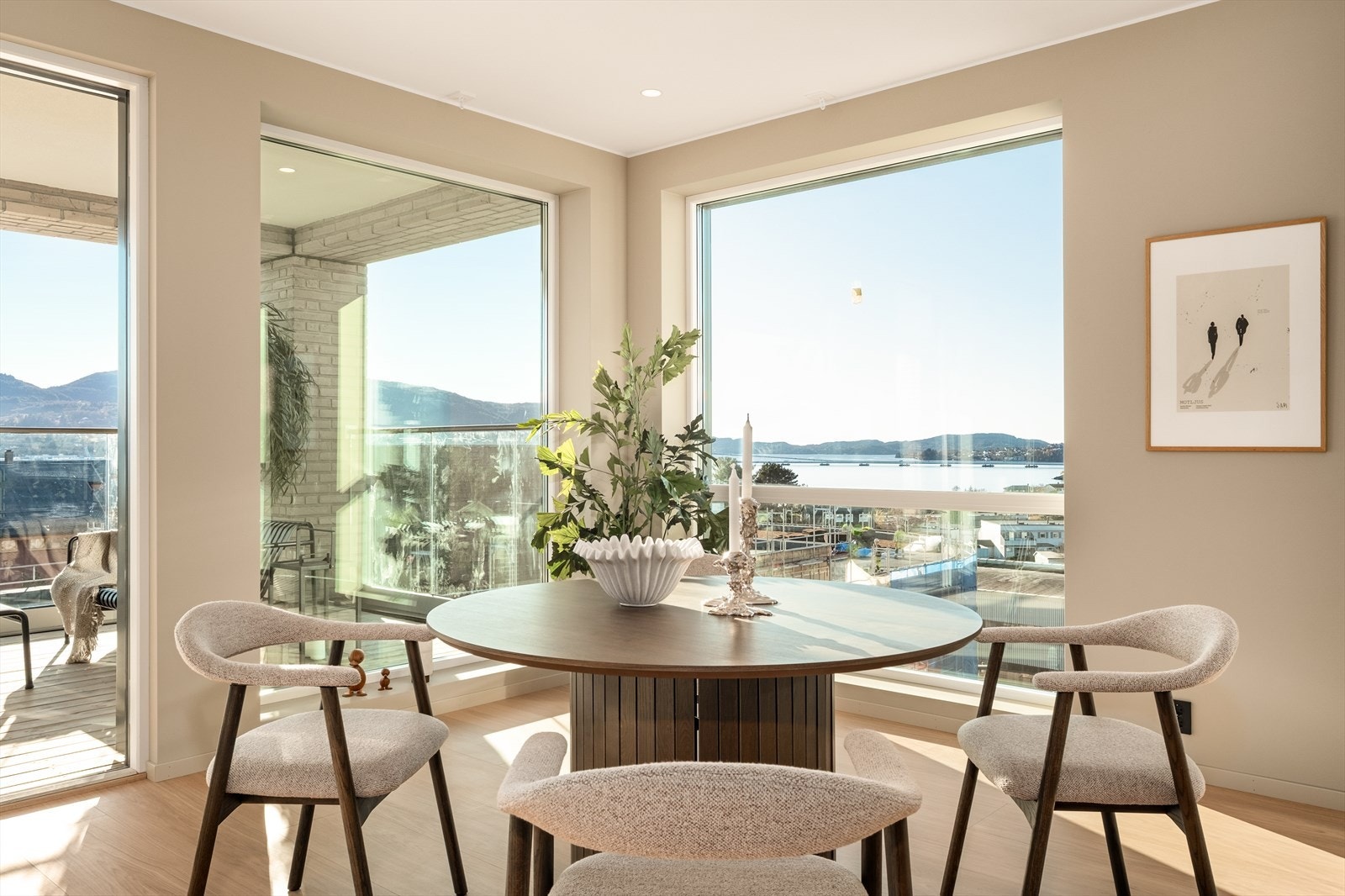 Fra stuen kan du nyte fantastisk sjøutsikt, og har god plass til både sittegruppe og spisesone. Galleribilde