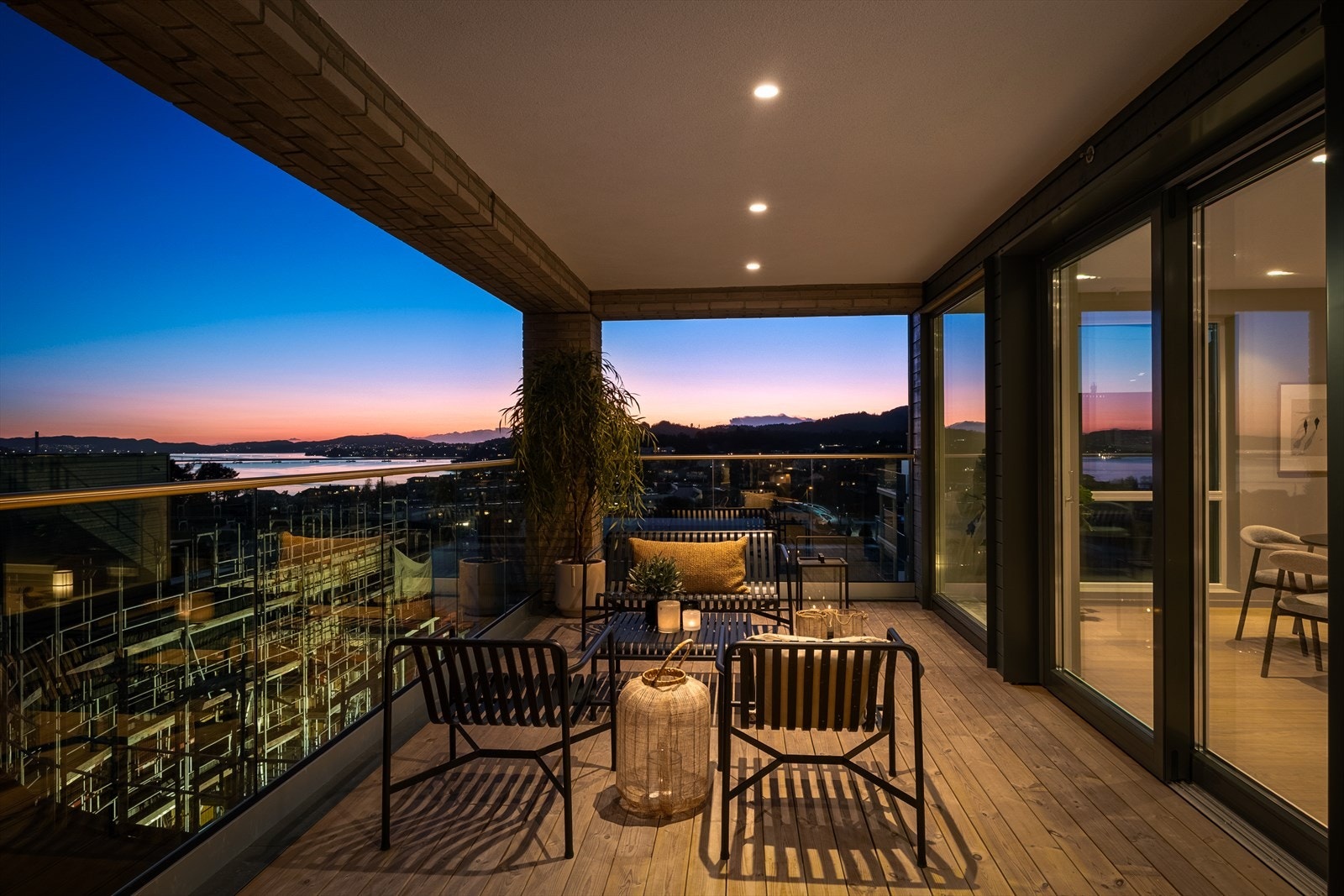 Leiligheten har en privat balkong 28 m2 med sjelden flott sjøutsikt! Galleribilde