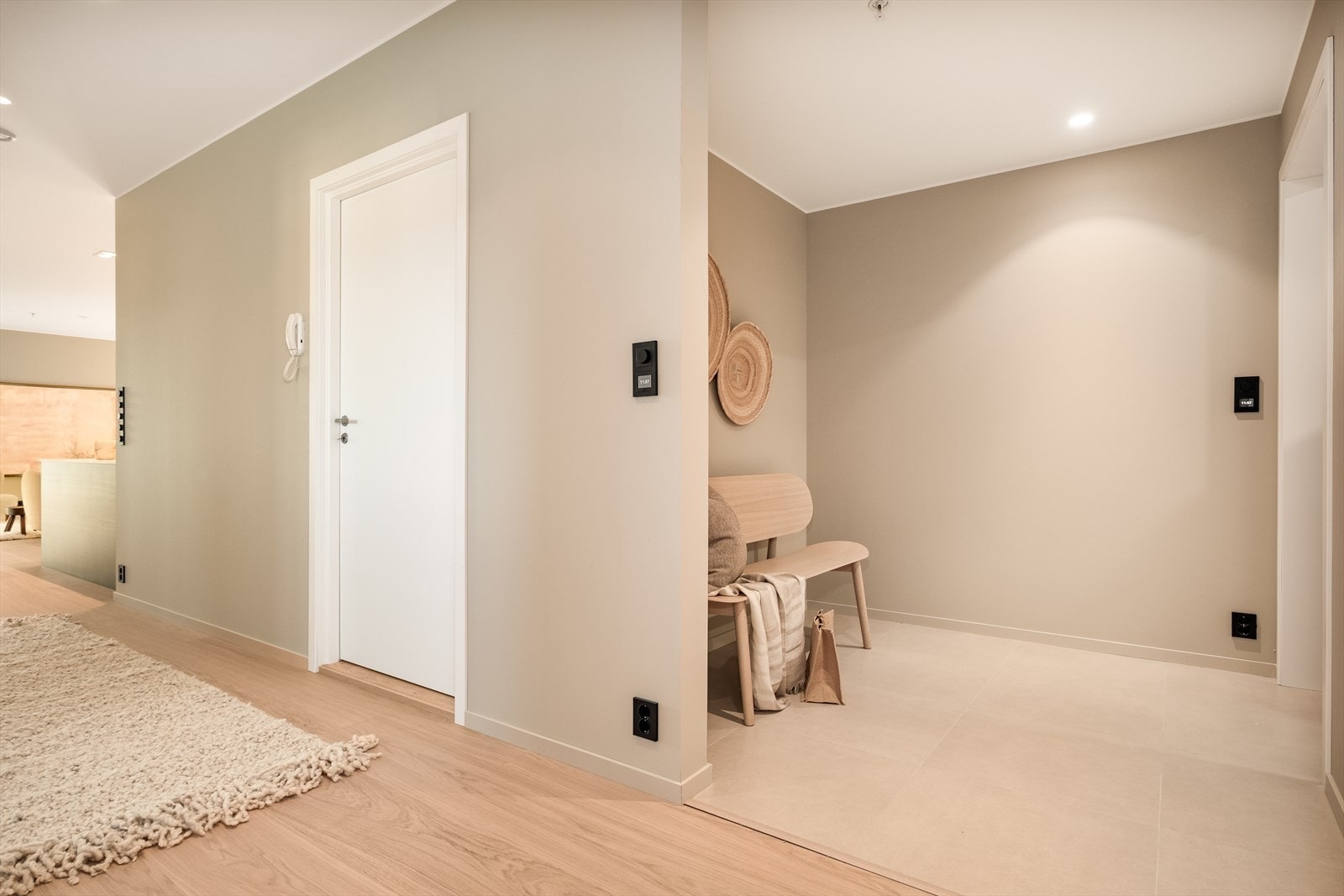 Romslig entrè med 60x60 Pro Design Ivory fliser og varme i gulv. Galleribilde