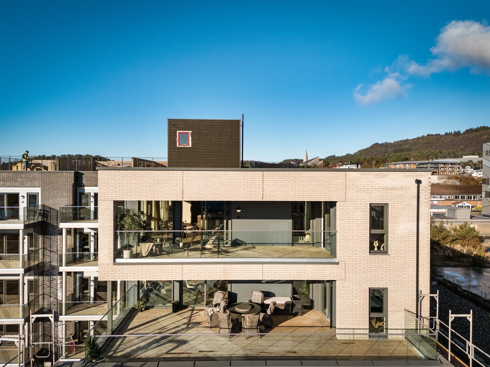 Det er heis i bygget fra garasjekjelleren til leilighetsetasje og helt opp på takterrassen. Galleribilde