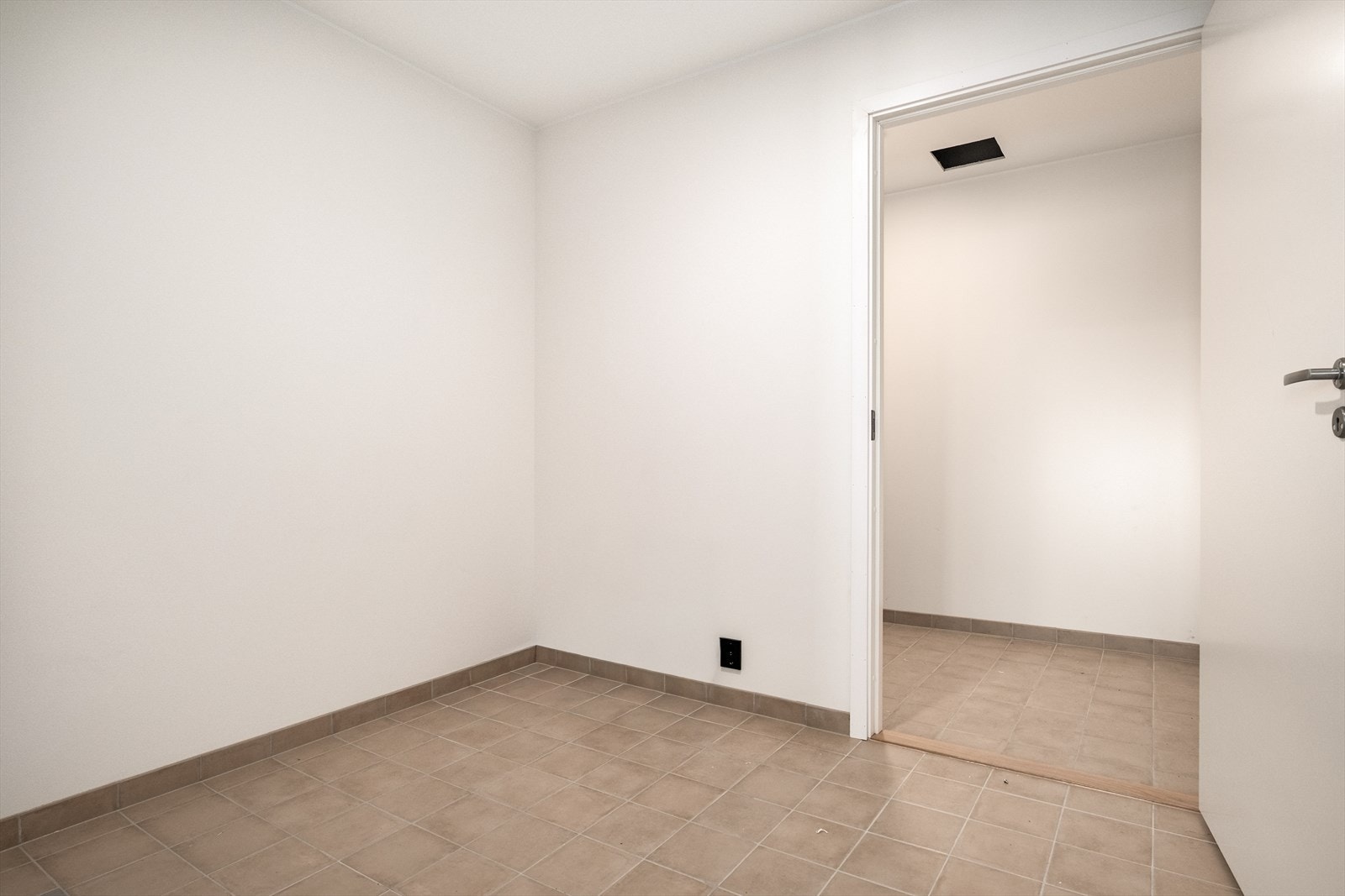 Eget vaskerom med inngang til bod. Fliser og varme i gulv. Galleribilde