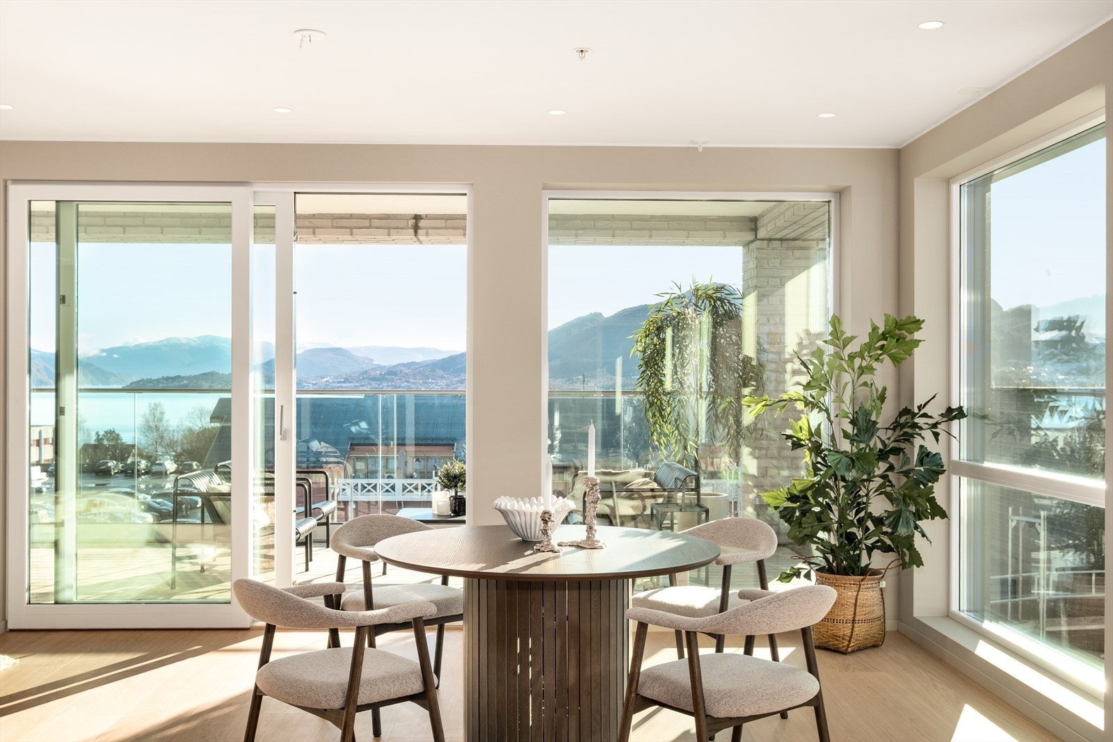 Skyvedør ut til privat balkong på hele 28 m2. Galleribilde