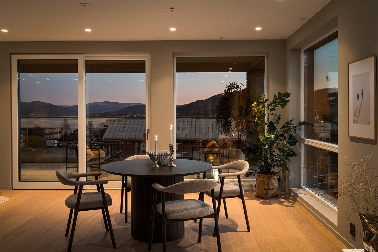 Like fin utsikt på kvelden som på dagtid. Galleribilde