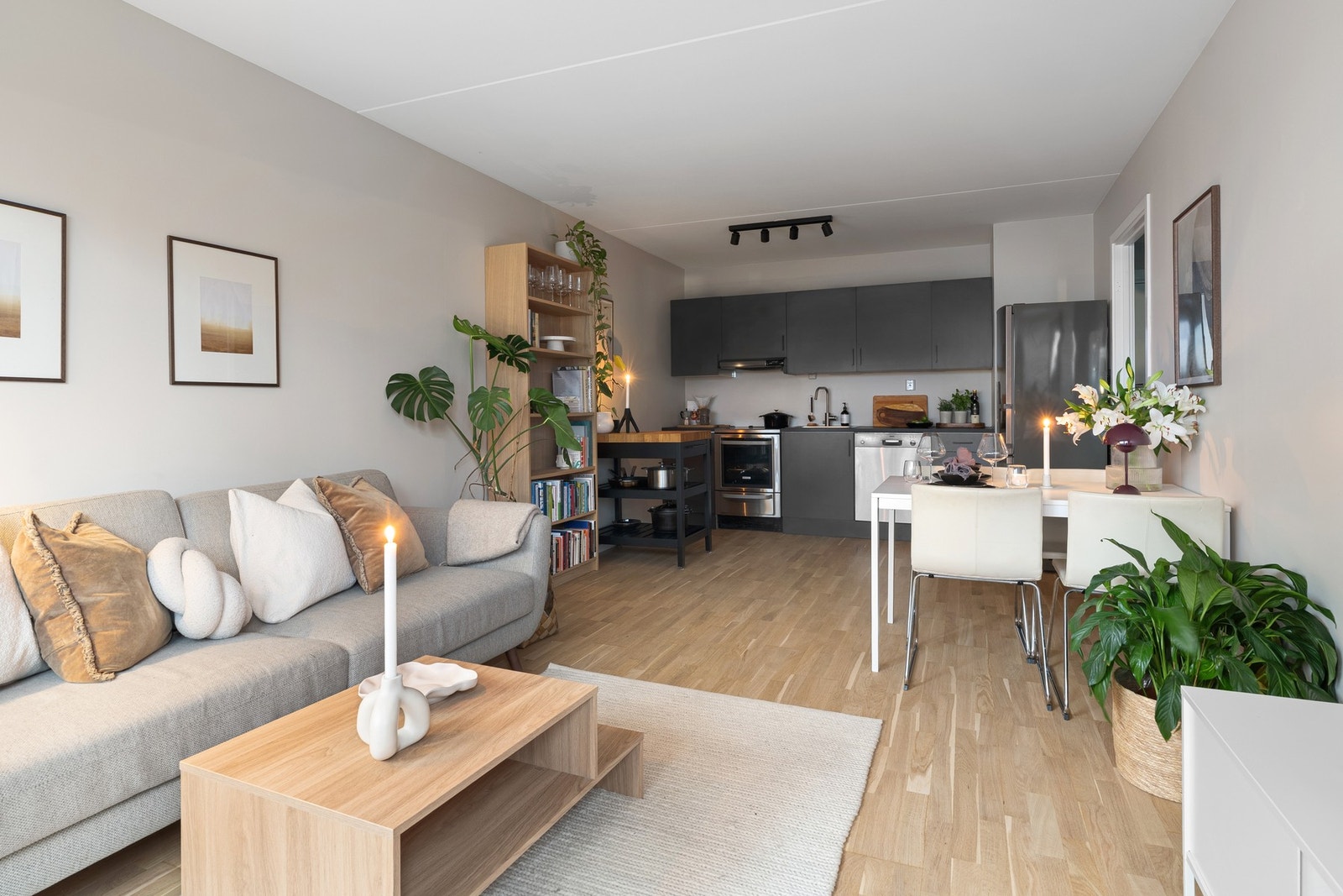 Leiligheten rommer en god og åpen stue/kjøkkenløsning. Galleribilde