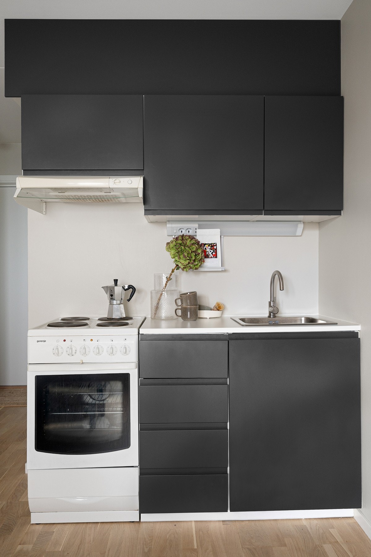 Hybelens kjøkken er kompakt og har det man trenger for lagring og matlaging. Galleribilde