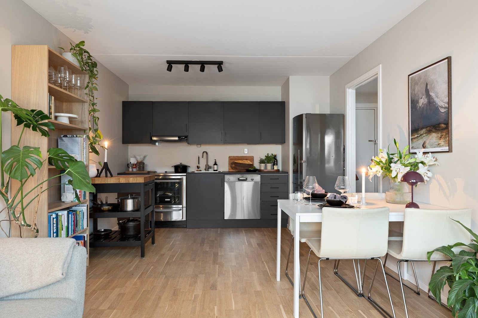 Kjøkkeninnredningen har finerte fronter, laminat benkeplater, kjøl/fryseskap og ventilator. Galleribilde