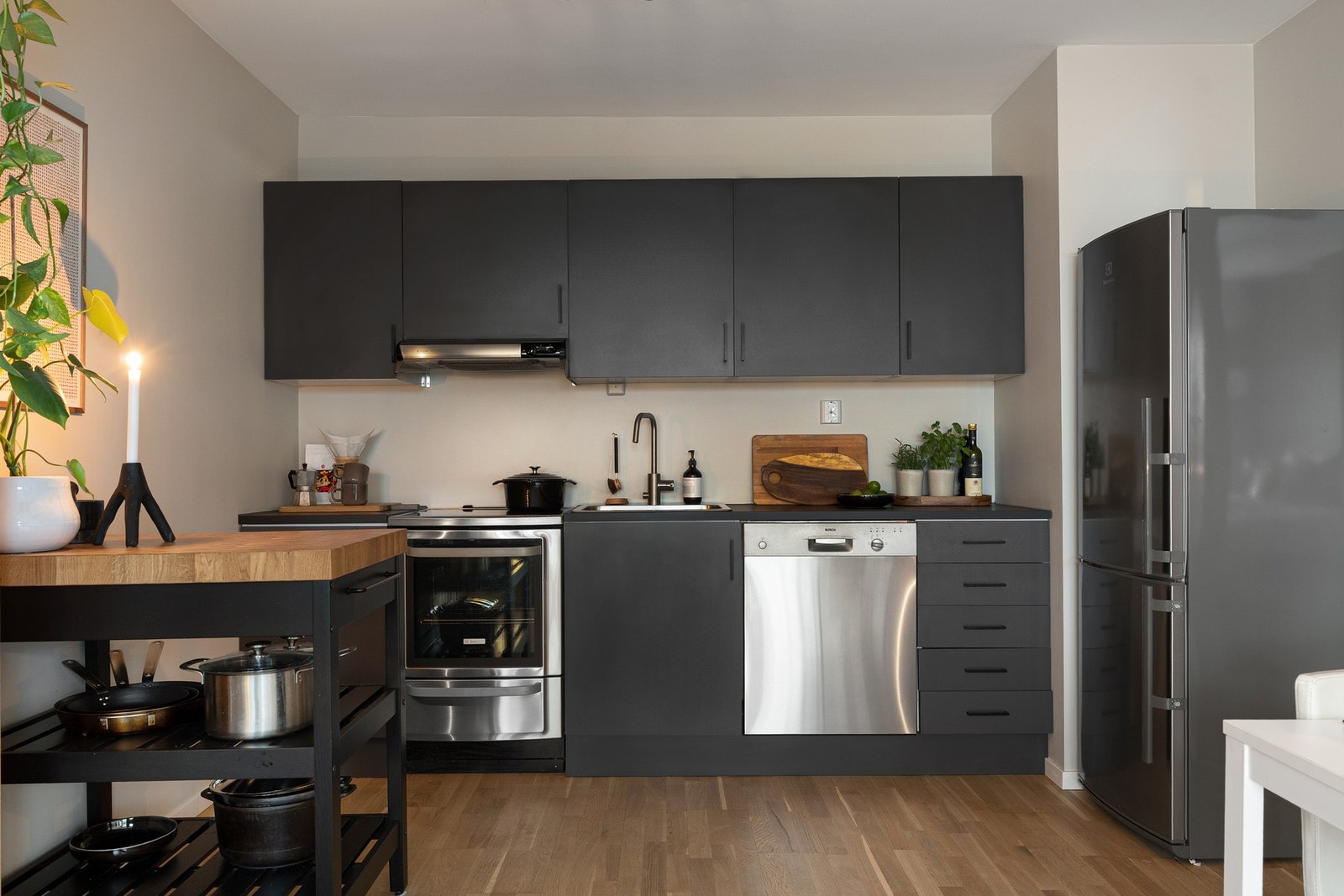 Kjøkkenet er innredet med oppvaskmaskin, oppvaskkum og komfyr med keramisk platetopp. Galleribilde