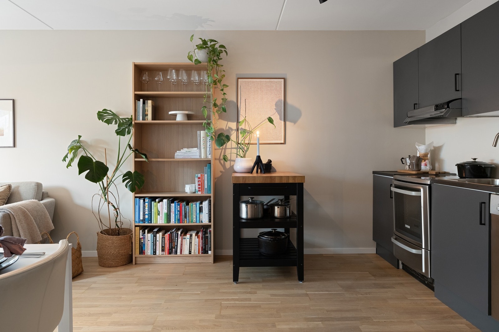 I tillegg står det en frittstående kjøkkenøy for ekstra lagring og benkeplass. Denne medfølger salget. Galleribilde