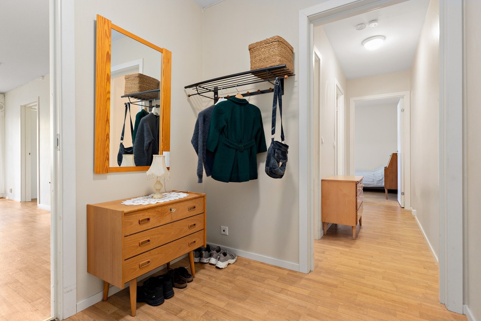 Leiligheten har en romslig entré og gang med god plass til sko og klær. Galleribilde