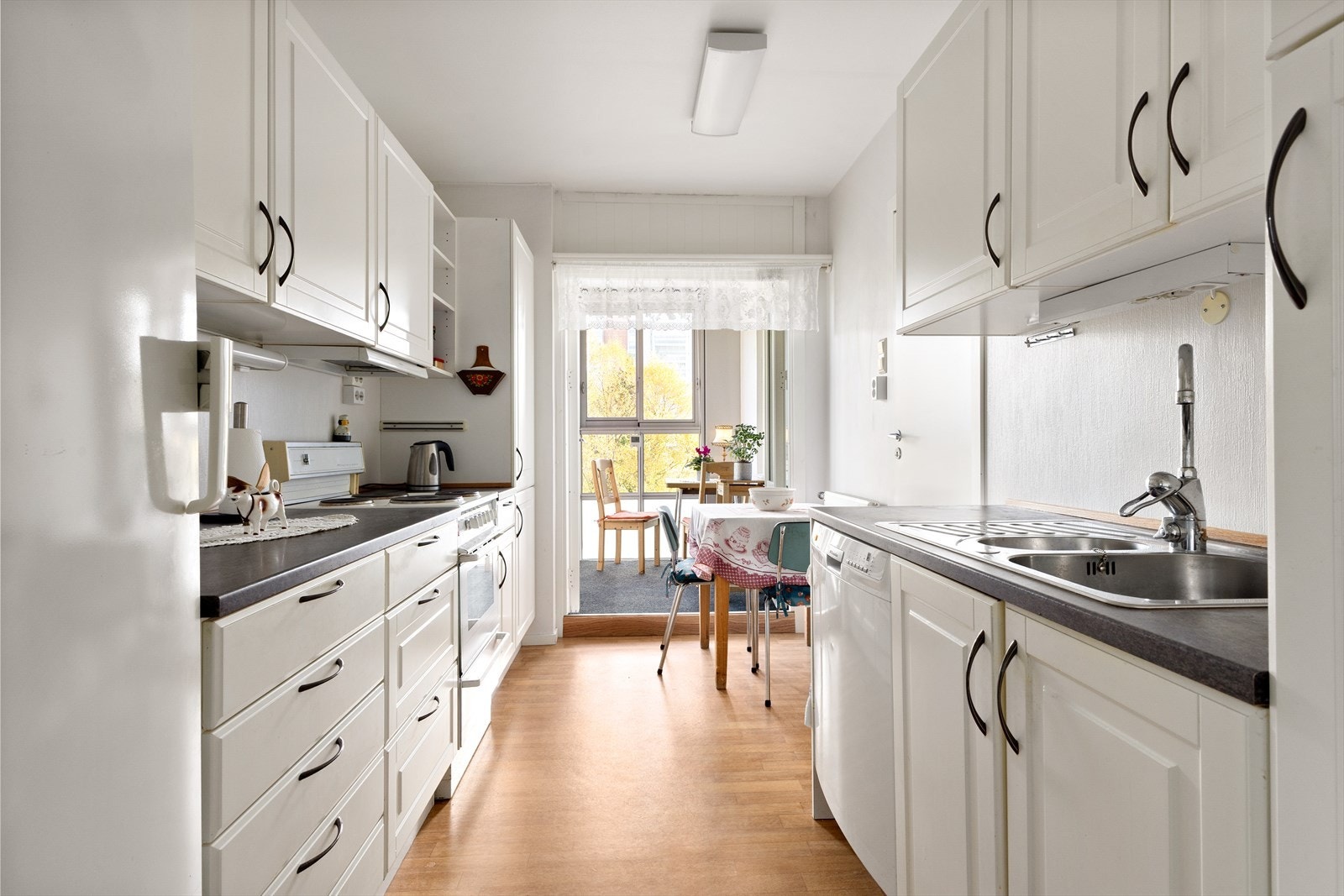 Fra kjøkkenet er det utgang til innglasset balkong på 3 kvm. Galleribilde