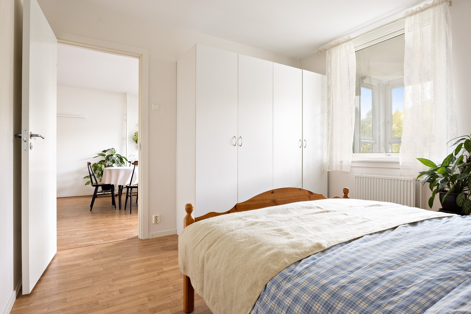 Rommet er av god størrelse og har godt med skapplass. Galleribilde