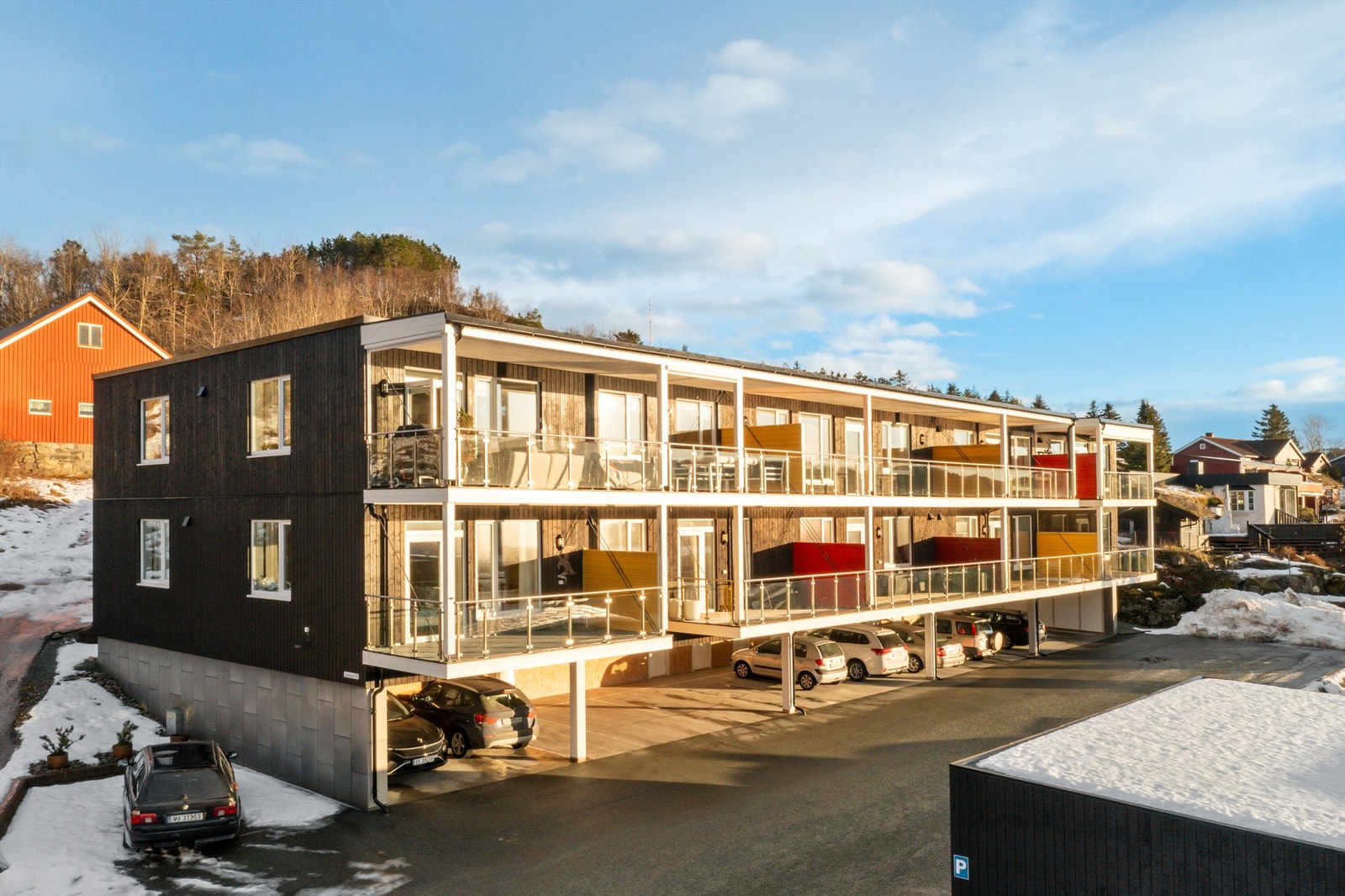 Her bor man i et trygt nabolag med lite trafikk og gode sol- og utsiktsforhold, samtidig som både natur, servicefunksjoner og fritidstilbud er lett tilgjengelig. Galleribilde