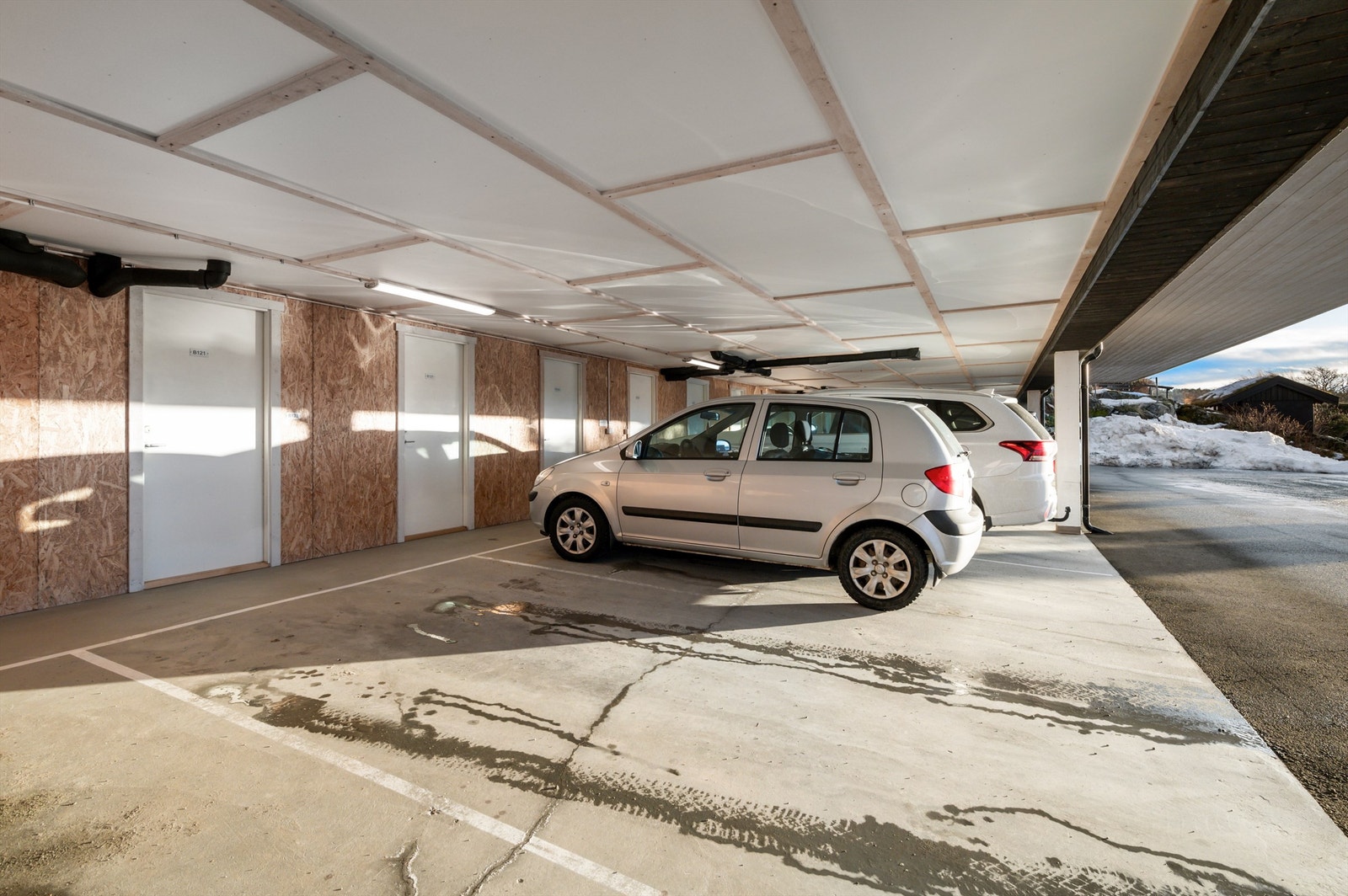 Det medfølger en parkeringsplass i felles carport. Galleribilde