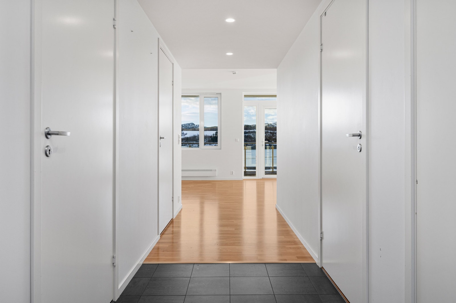 Romslig gangareal på hele 8,2 kvm. Inn døren til høyre finner man en praktisk bod på 3,8 kvm. Galleribilde