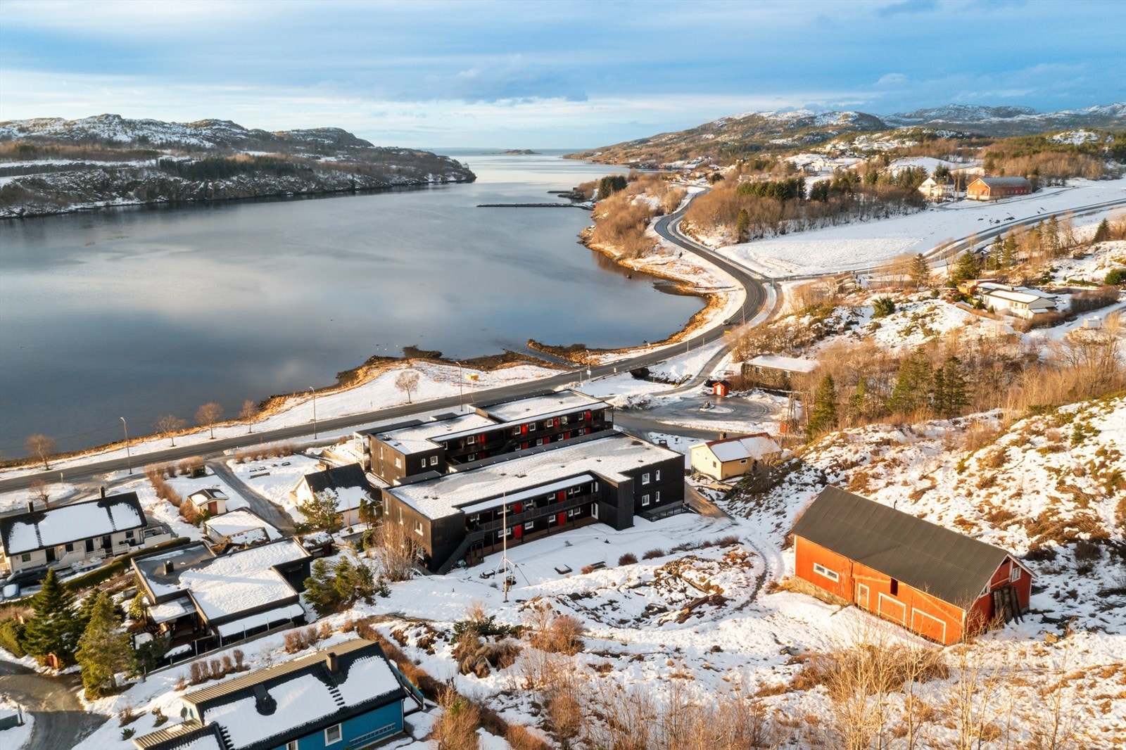 De fleste daglige ærender kan gjøres på få minutter, med både Kiwi og Coop Extra innen 8-10 minutters gange unna, og ytterligere servicetilbud på Libra Kjøpesenter rundt et kvarter med bil unna. Galleribilde