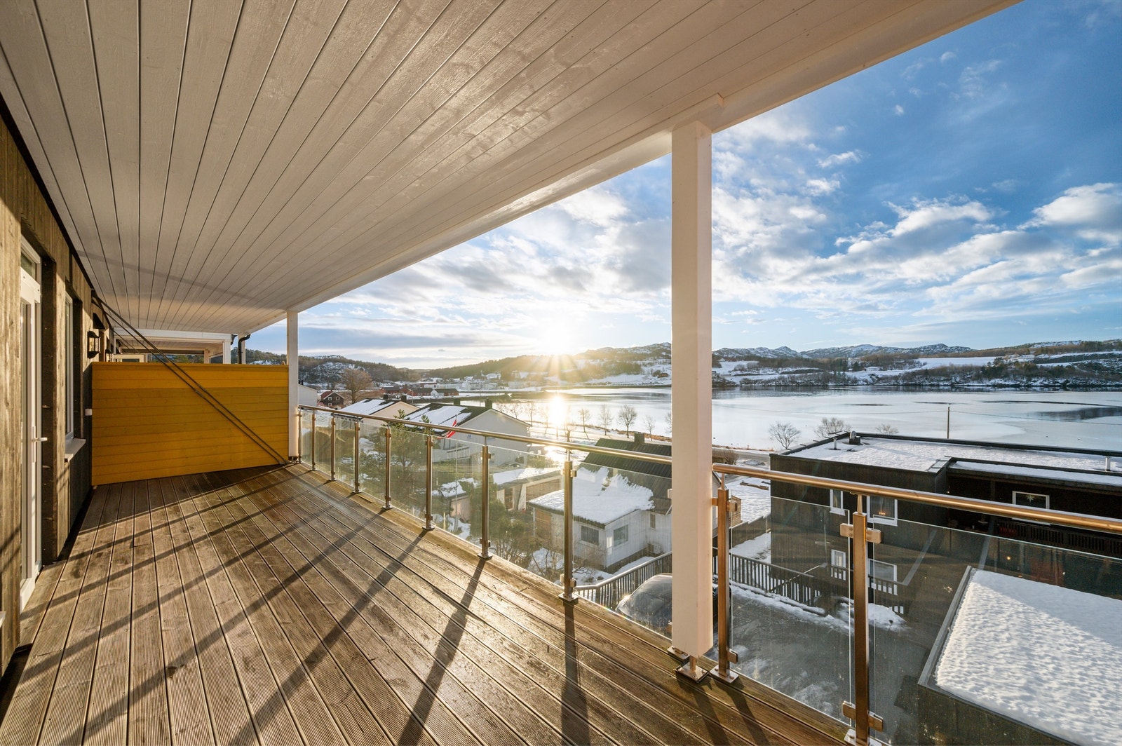 Eiendommen ligger i et stille og rolig område, omkranset av naturskjønne omgivelser og et vakkert fjordlandskap. Fra stuen har man direkte utgang til en overbygd balkong på hele 26,4 kvm. Galleribilde
