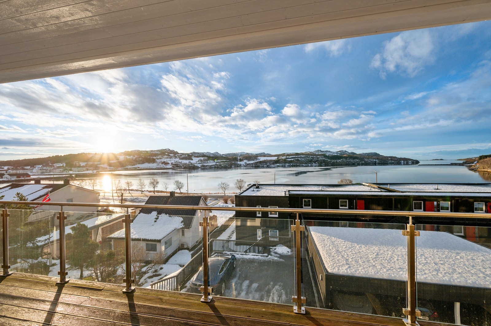For den som ønsker en aktiv livsstil, finnes det gode muligheter like i nærheten. Både treningssenter, idrettshaller og stadion ligger få minutter unna, og nærområdet byr på fine turområder som innbyr til variert friluftsliv året rundt. Galleribilde