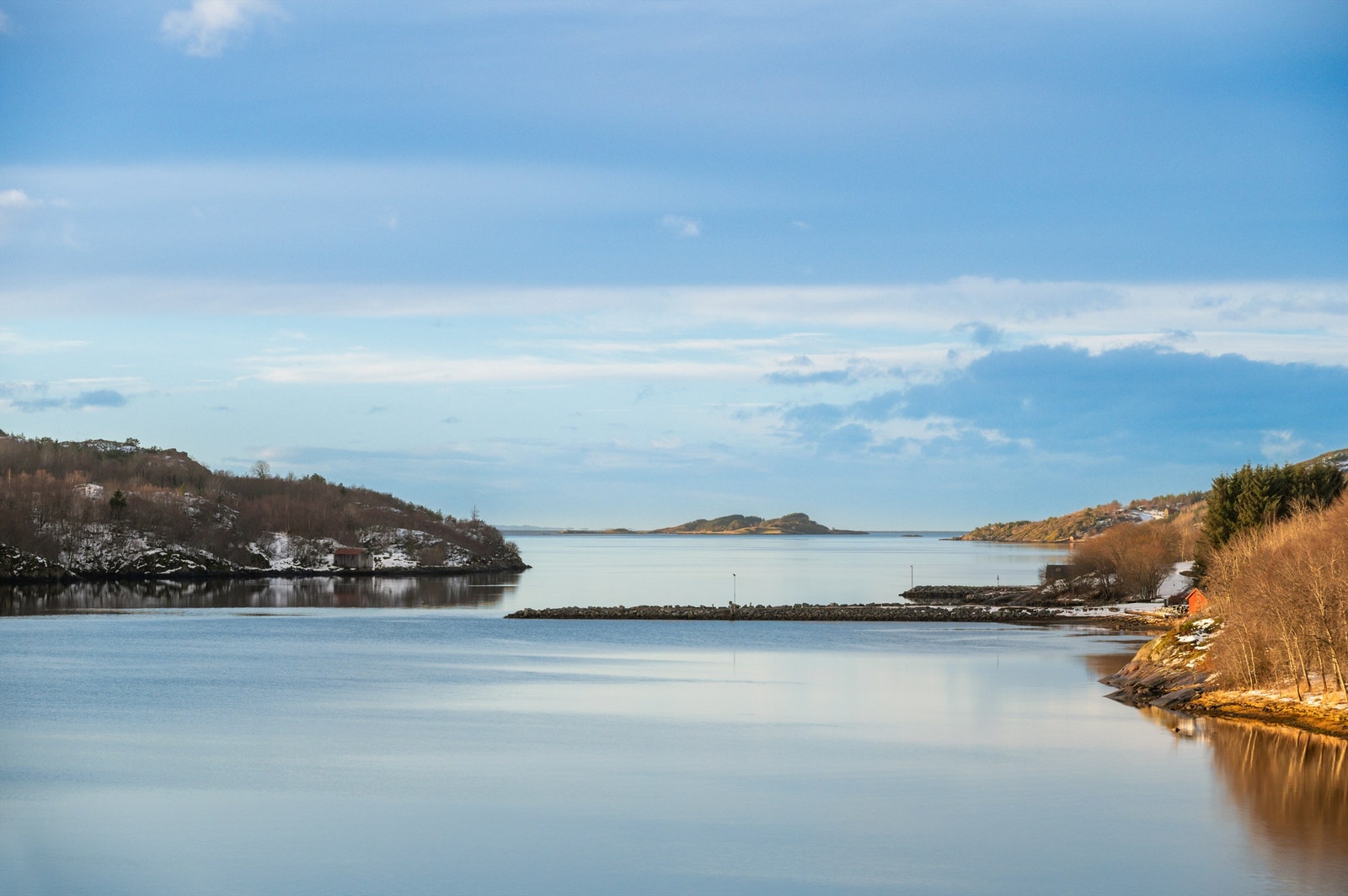 Her kan man nyte en nydelig utsikt og fantastiske solforhold. Selger opplyser om solgang fra ca. kl. 07:00 - 23:00 på sommerstid. Galleribilde