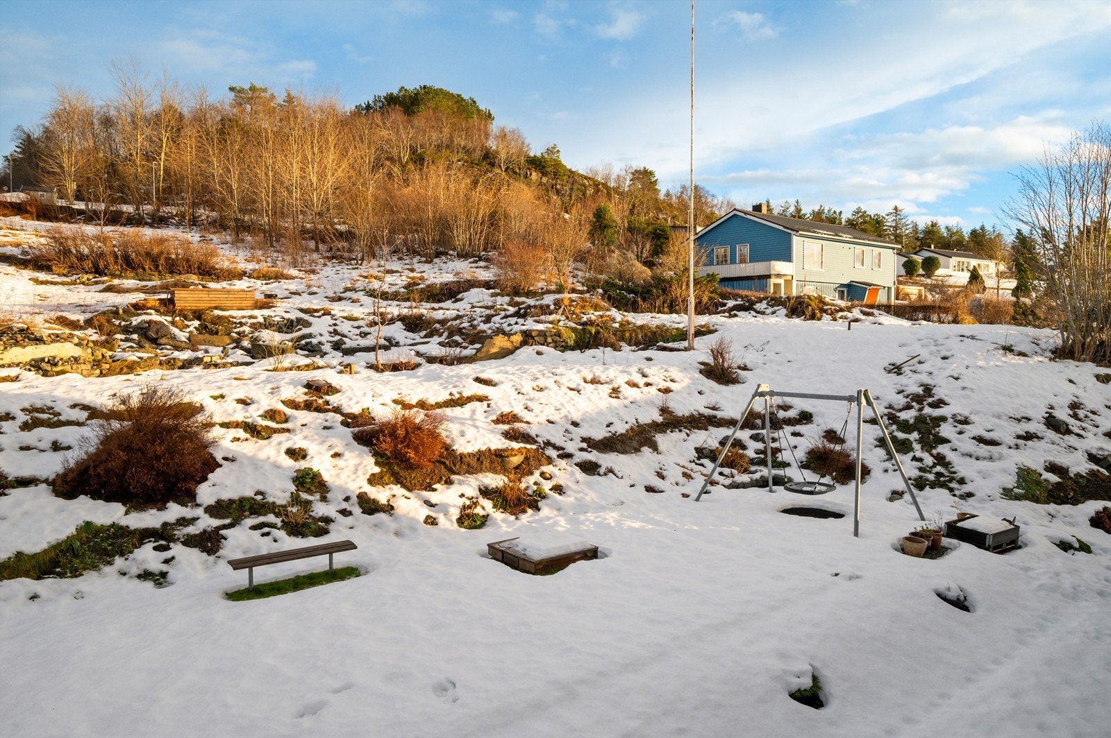Eiendommen har en attraktiv og sentral beliggenhet i trivelige Botngård, et rolig og familievennlig område hvor det meste ligger innen kort avstand. Galleribilde