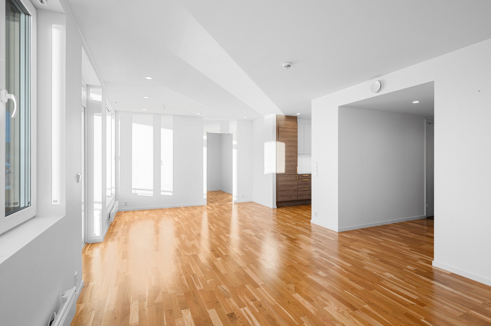 Stuen er lett å møblere med de flere sonene i rommet, og har god plass til både sofagruppe med tilhørende TV-møblement samt spisegruppe. Galleribilde