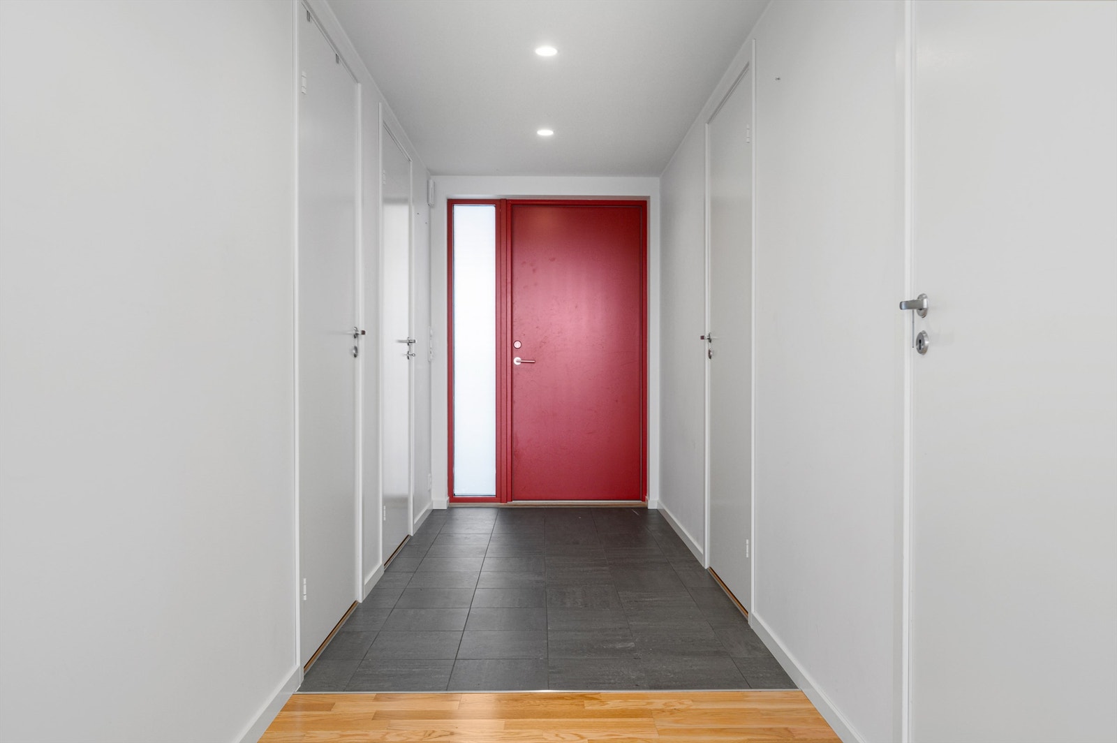 Velkommen inn! Romslig entré med god plass til oppbevaring av yttertøy og sko. Galleribilde