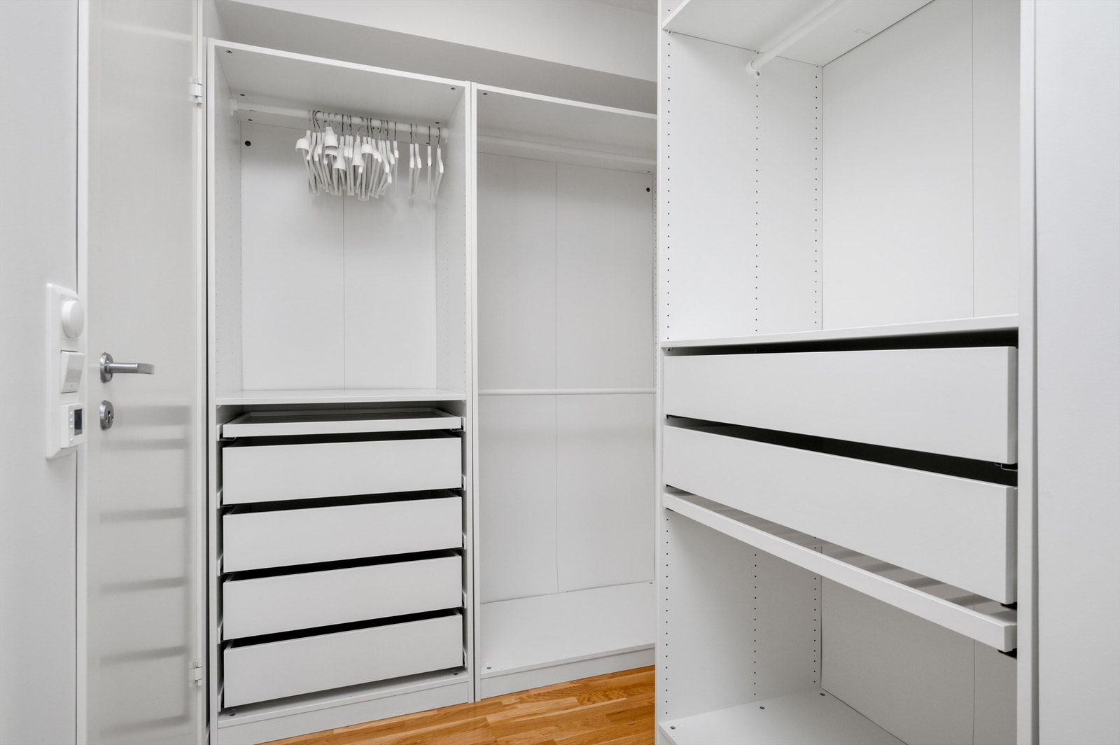 Videre har rommet integrert walk-in garderobe og eget bad. Galleribilde