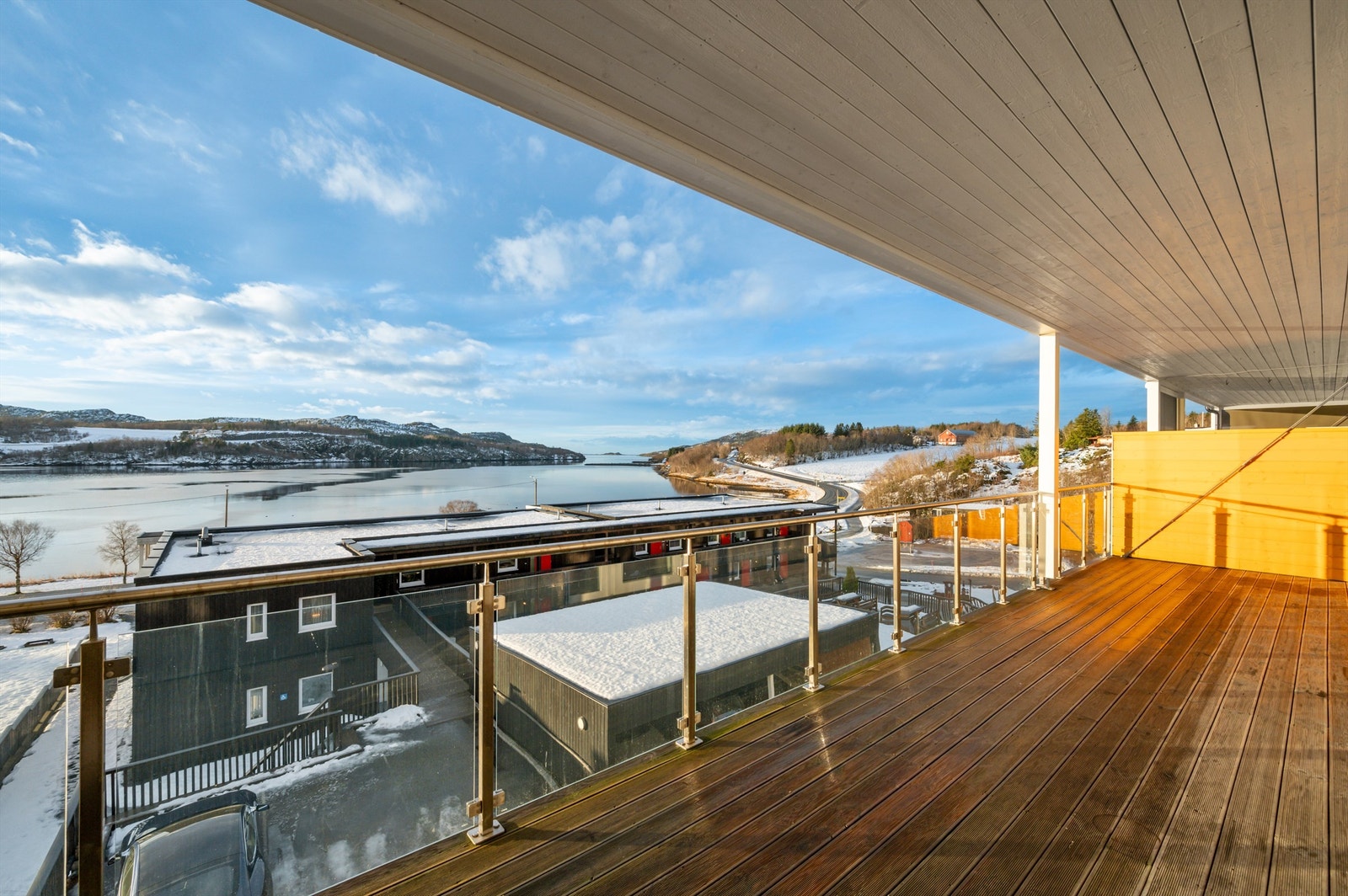 Balkongen har god plass til ønsket utemøblement og vil på sommerstid oppleves som en fin forlengelse av stuen. Galleribilde