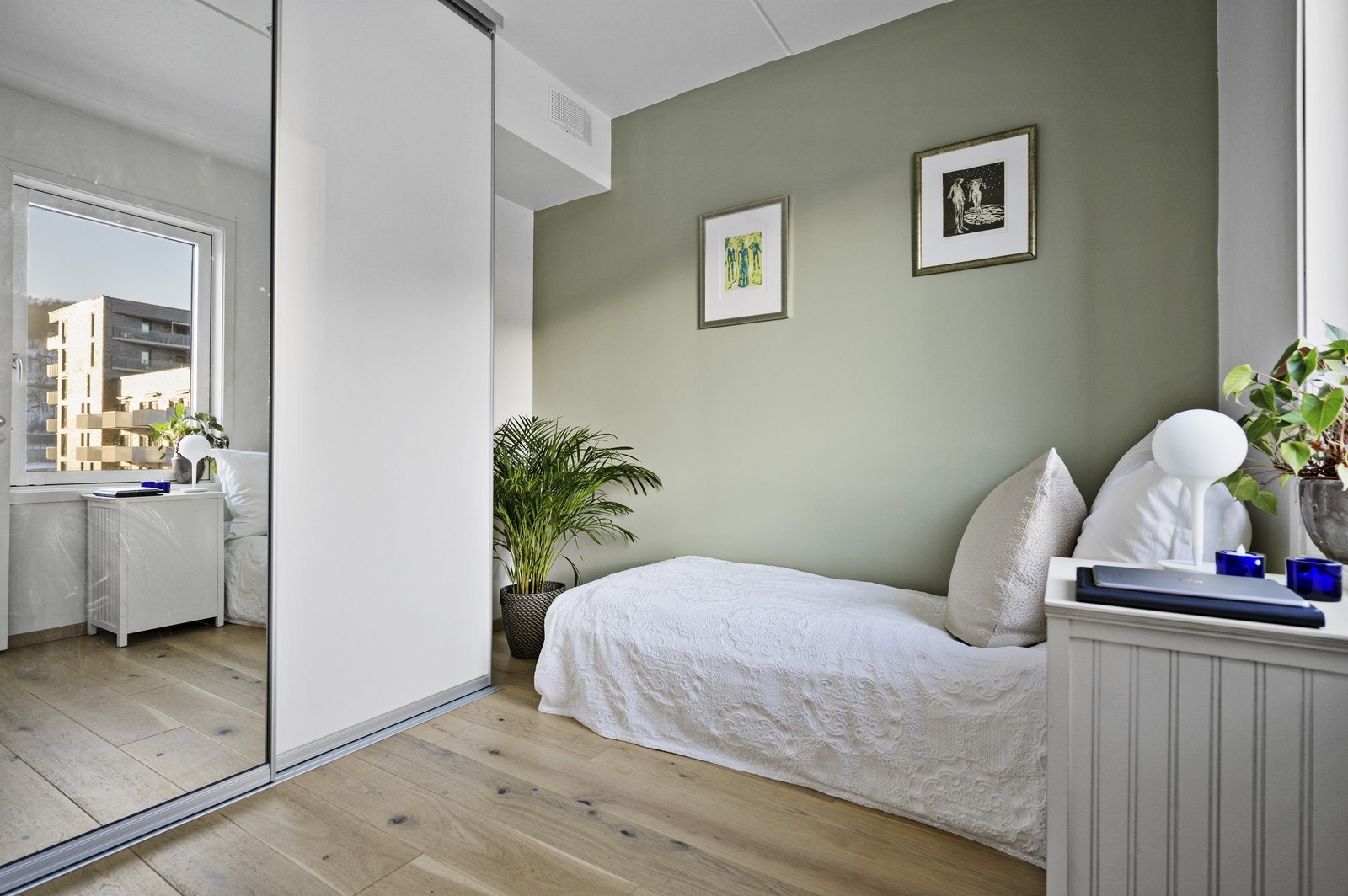 Soverom 2 med garderobe. Det kan medfølge seng om ønskelig, sengen er ikke den samme som på bildet. Galleribilde