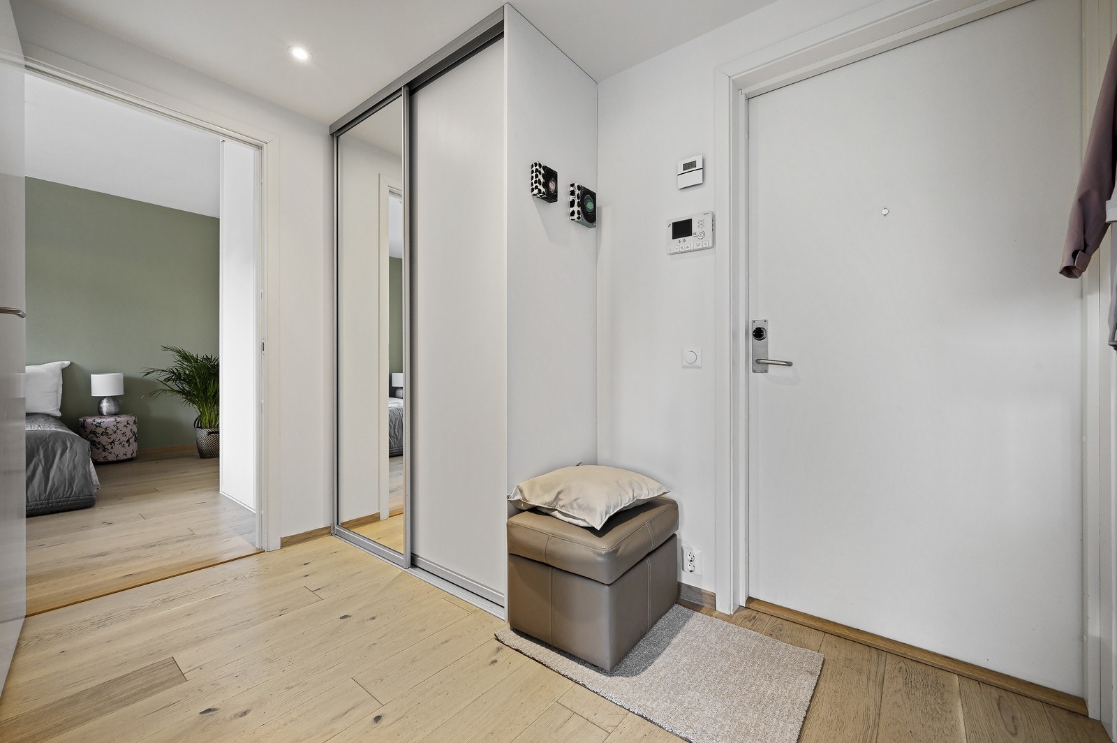 Innbydende entré med videocalling og god plass til yttertøy og sko. Galleribilde