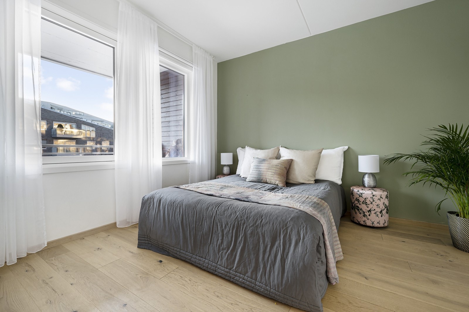 Hovedsoverom med god plass til dobbeltseng, samt oppbevaringsplass i skyvedørsgarderobe. Galleribilde